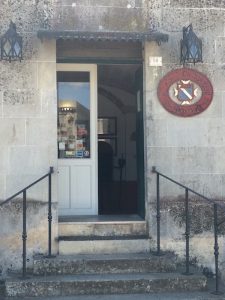 Duca Carlo Guarini-ingresso cantina e punto vendita a Scorrano