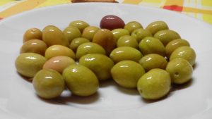 Per iniziare le olive in acqua e sale